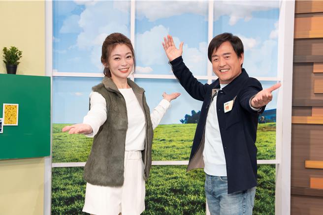 檢場（右）感恩鄭凱云合影。（TVBS提供）