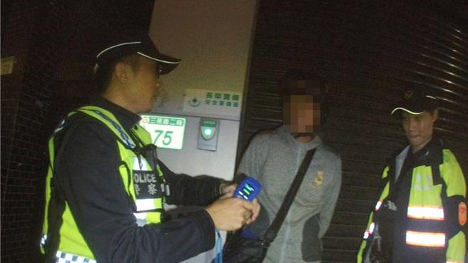 桃园警察分局武陵派出所员警日前在三民路执行取缔酒驾勤务时，发现机车骑士未依规定两段式左转立即将其拦停。男子却突然说肚子痛，还称拉在裤子要警察负责。但酒测只需1分钟，他却寧愿争论近10分钟，警方认为其拒测开罚，还发现他是通缉犯，全案依法送办。（翻摄照片）