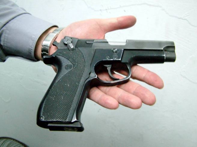 作為警察第二生命的警用配槍，隨意交出配槍予非警職人員把玩，警界人士示警，本案看似無傷大雅的背後，隱藏的卻是員警正確用槍與生命安全的憂患，兩者定義一旦被模糊，抱持無所謂的心態無法苟同。（示意畫面，報系資料照）