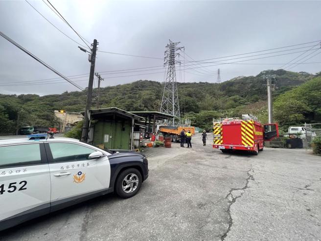 位于基隆市中山区光华路的一家修车厂，一名年约60岁的修车厂老板12日下午在修车时被大货车车头压下，当场导致头部变形出血，送医不治。（基隆市消防局提供／徐佑升基隆传真）