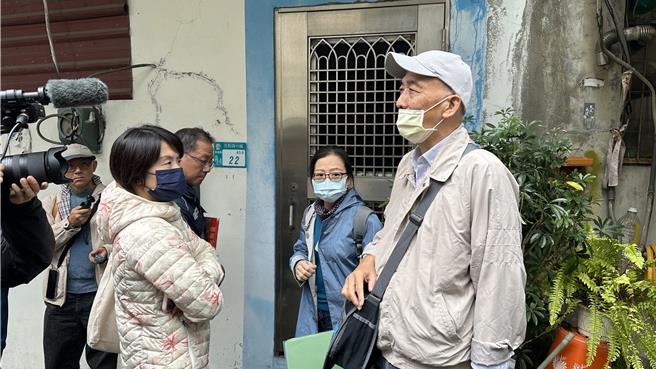 蔡家人带着文化局人员阐述沿途歷史，凸显其重要性。（贺培晏摄）