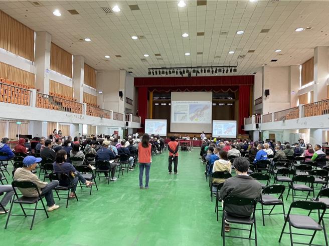 桃園航空城安置街廓戶重建家園困難重重，民進黨籍議員游吾和批市府不斷欺騙安置街廓戶，明知道五結段、青埔段地勢較高，卻未告知民眾重建家園樓高受航高限制。桃園市地政局日前辦說明會回應，有改選安置街廓地意願的民眾須於25日前向市府提出申請。（游吾和提供／廖姮玥桃園傳真）