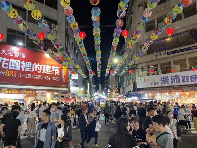 丰原復兴商圈12日宣布，明年1月17日将首度举办「丰原復兴商圈年货大街」。（李京升摄）