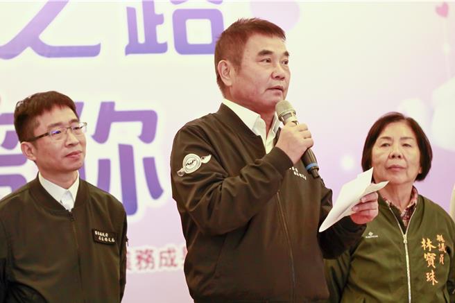 2024年12月12日苗栗县／苗栗县长锺东锦(左二)颁奖感谢在药瘾戒治及反毒工作中表现优异的机构与团队，期望透过政府、民间团体、机构与家庭携手合作，齐心推动苗栗县毒品防制工作。（吕丽甄摄）