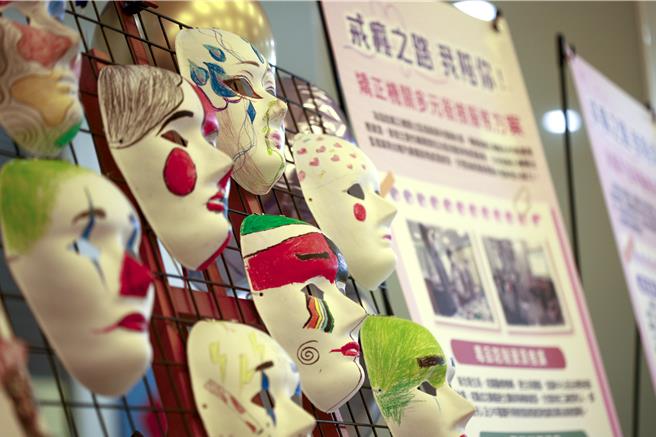 2024年12月12日苗栗县／苗栗县少观所作品，透过彩绘表达戒毒前、后心情。（吕丽甄摄）