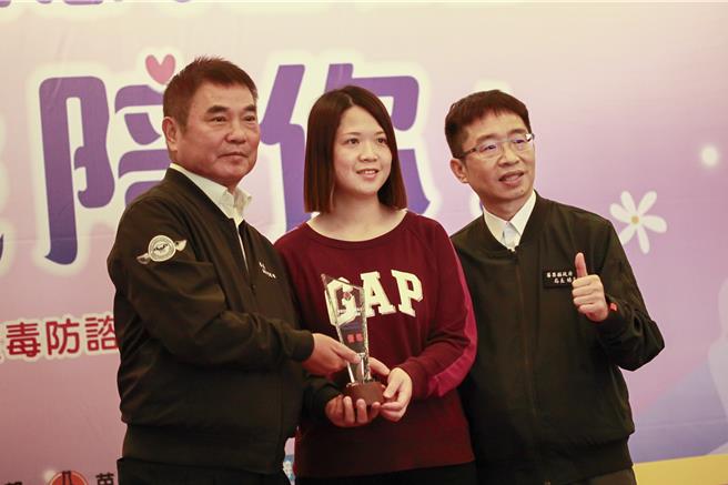 2024年12月12日苗栗县／苗栗县长锺东锦(左一)颁奖感谢在药瘾戒治及反毒工作中表现优异的机构与团队。（吕丽甄摄）