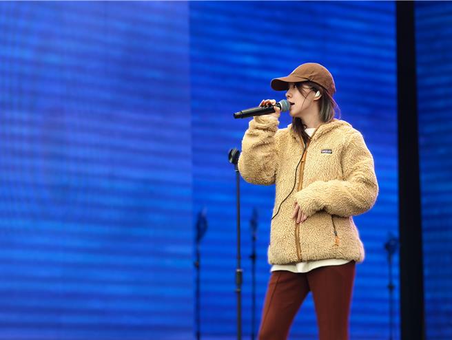 白安彩排时演唱到经典歌曲，歌迷们无不陶醉在其细腻的嗓音中。（观旅局提供）