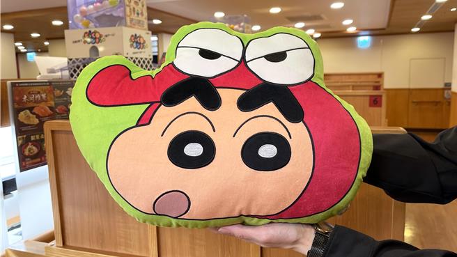 藏寿司消费满额可集点，集17点能换「鱷鱼装小新造型绒毛抱枕」。（藏寿司提供／朱世凯台北传真）