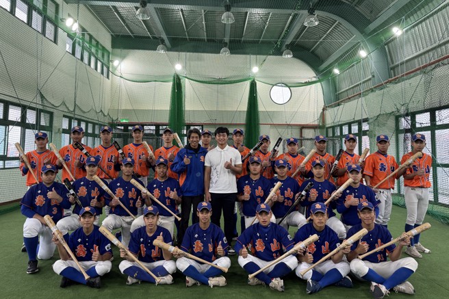 富邦悍将新秀卢柏华（白衣）回馈母校寿山高中。（匯杰国际行销提供）