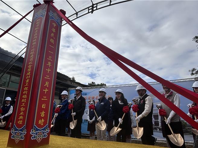 桃园市观音区新坡国小北栋老旧校舍整建工程于12日开工动土。（廖姮玥摄）