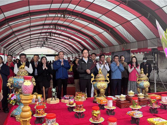 桃园市观音区新坡国小北栋老旧校舍整建工程于12日开工动土。（廖姮玥摄）