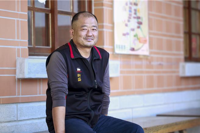 苗栗县蟹农陈石丰投入养殖大闸蟹至今12年，初衷是希望让更多人能吃到更健康的大闸蟹。（吕丽甄摄）