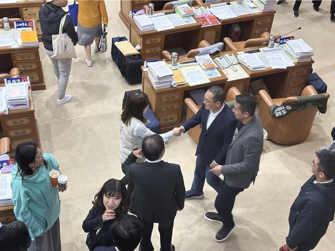 新北市议会今闭会，新北市长侯友宜特地前来议会向民进党团总召张维倩表达感谢。（高钧麟摄）