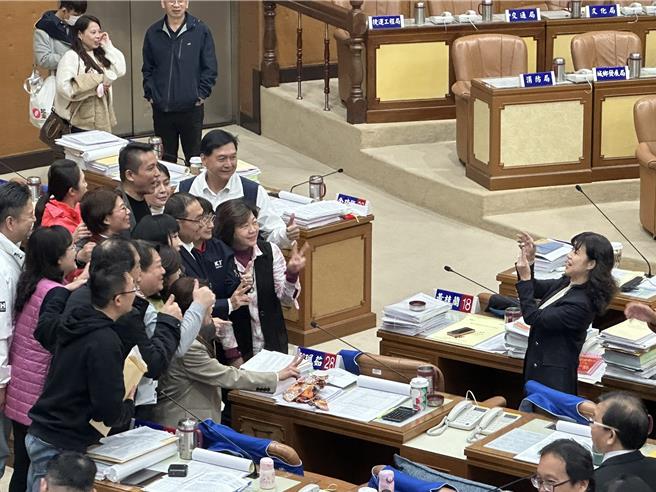 新北市议会今闭会，新北市长侯友宜特地前来议会向议员们表达感谢。（高钧麟摄）