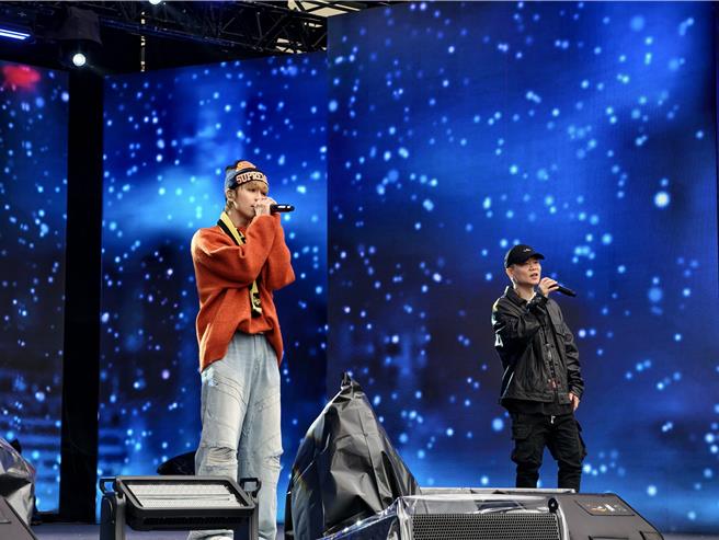 鼓鼓（左）、萧秉治组成GX热唱。（年代提供）