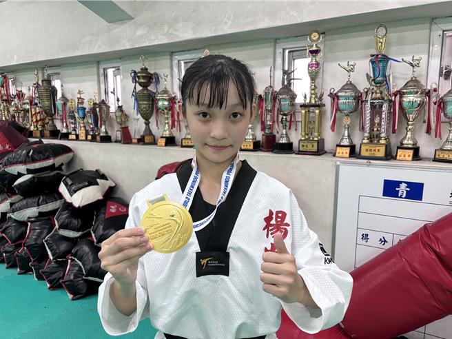 2024年世界跆拳道品勢錦標賽，台灣共奪下4面金牌，其中1面金牌由桃園市楊光國中9年級生鄧筠柔奪下，比賽常勝軍的她已拿下國內外共16個獎項。（廖姮玥攝）