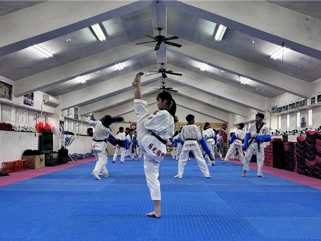 2024年世界跆拳道品勢錦標賽，台灣共奪下4面金牌，其中1面金牌由桃園市楊光國中9年級生鄧筠柔奪下，比賽常勝軍的她已拿下國內外共16個獎項。（廖姮玥攝）