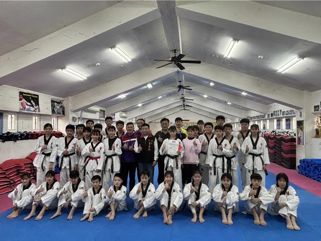 2024年世界跆拳道品勢錦標賽，台灣共奪下4面金牌，其中1面金牌由桃園市楊光國中9年級生鄧筠柔奪下，比賽常勝軍的她已拿下國內外共16個獎項。（廖姮玥攝）