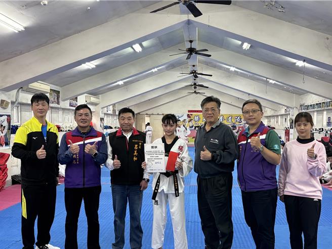 2024年世界跆拳道品勢錦標賽，台灣共奪下4面金牌，其中1面金牌由桃園市楊光國中9年級生鄧筠柔奪下，比賽常勝軍的她已拿下國內外共16個獎項。（廖姮玥攝）