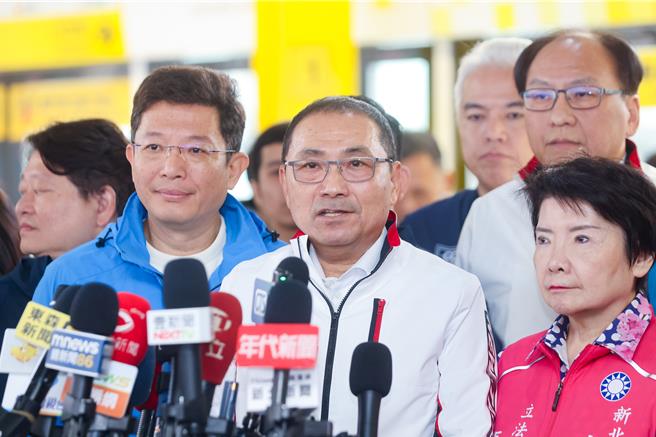 新北环状线今（12）日中午12时宣布通车，提供市民便利的交通服务，不过通车前的测试屡屡传出巨大噪音，吵得周遭居民不得安寧，新北市张嘉玲就呼吁，噪音问题捷运公司要好好跟住户道歉沟通，对此新北市长侯友宜表示，谢谢市民朋友的体谅，那这段期间已经恢復正常了，相信噪音大部分都可以减少。（新北新闻局提供）