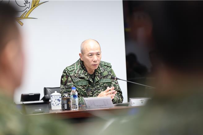 参谋总长梅家树上将期勉各级指挥官，适应各种突发状况及战场环境。（军闻社提供)