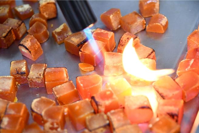 製作頂級烏魚子需要高度細心與細膩技巧,圖為炙烤烏魚子。(飛花落院提供)