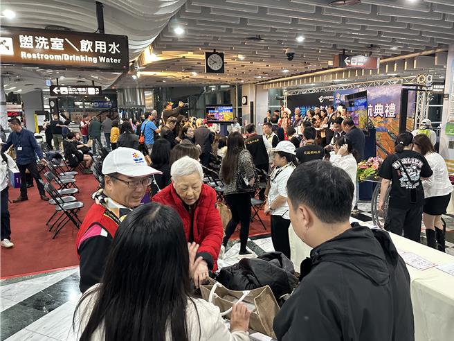 花莲香港今晚重启直航班机，香港快运班机搭载154名游客抵达花莲机场，游客兴奋取行李，出关花莲旅游。（王志伟摄）