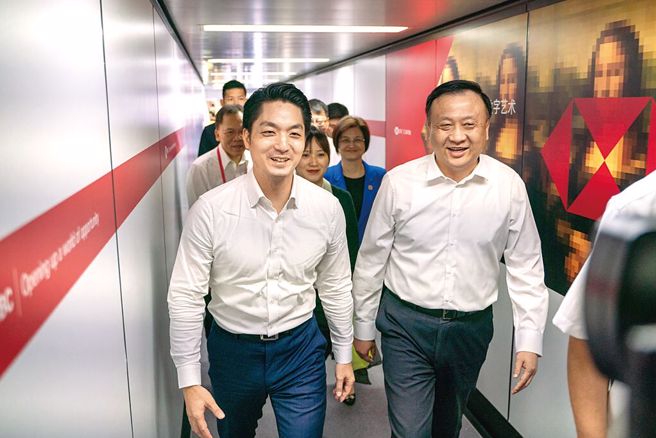 图为2023年8月，蒋万安抵达上海浦东机场参加双城论坛，上海副市长华源（右）前来接机。（台北市政府提供）