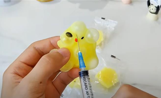 近期一款「空气针」玩具爆红，经济部标准检验局表示，已要求电商平台下架。（翻摄抖音）