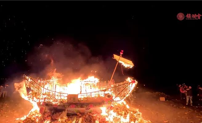 晚间9点30分许，在法师群进行简单的招魂仪式后，在大安海边恭送彩船，美丽烟火升空，瞬间彩船焚烧。（大甲镇澜宫提供／张妍溱台中传真）