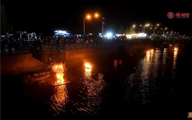 大甲镇澜宫举行重修庆成祈安七朝清醮盛典，12日晚间在大安温寮渔港举行烧彩船放千盏水灯祈安活动，现场涌入大量信眾，大家一一点燃「水灯厝」内的蜡烛，大小不一、不同造型的「水灯厝」放流于水面上，照亮渔港夜空。（大甲镇澜宫提供／张妍溱台中传真）