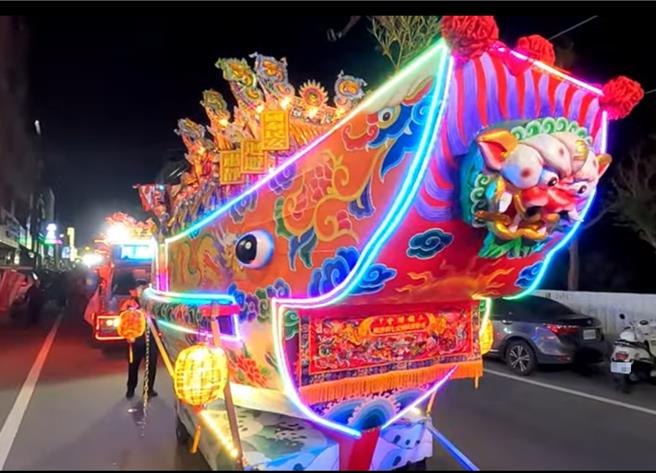 大甲镇澜宫于12日举行恭送彩船及放千盏水灯活动，包含彩船、大小水灯、水灯排、电子花车及其他阵头等，下午一路上浩浩荡荡，队伍从大甲镇澜宫前徒步前进到大安温寮渔港，大安入夜街道相当热闹。（大甲镇澜宫提供／张妍溱台中传真）