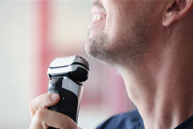 因应家电产品逐渐改用锂电池，经济部标准检验局12日再公告第二波7项产品列为应式检验项目，包括电蚊拍、电动刮鬍刀等，加强电池充放电、短路检验。(shutterstock／达志)