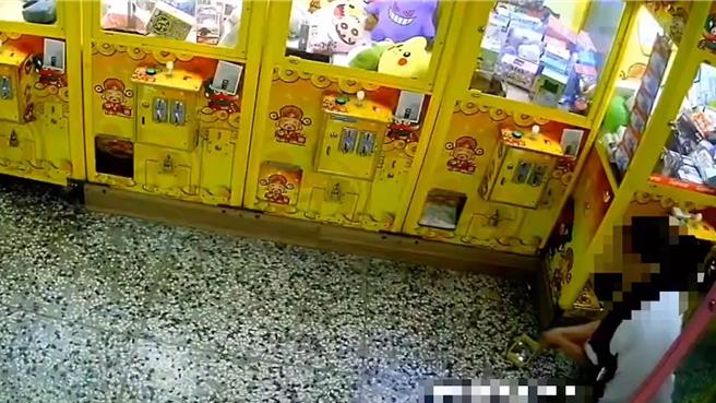 警方调阅监视器画面，锁定高嫌连续犯下两起窃案。(翻摄照片／林郁平台北传真）