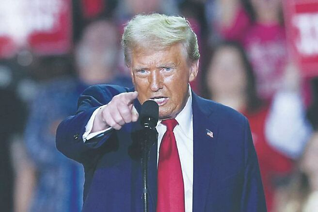 川普10日在自家社交平台发文承诺，只要在美国投资至少10亿美元，就能享有「快速审批通道」。图／美联社