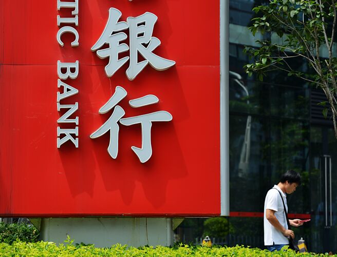 公股银主管表示，川普一旦祭出关税政策，大陆景气势必恶化，将影响银行放款，对大陆地区曝险还会再减降。图／中新社