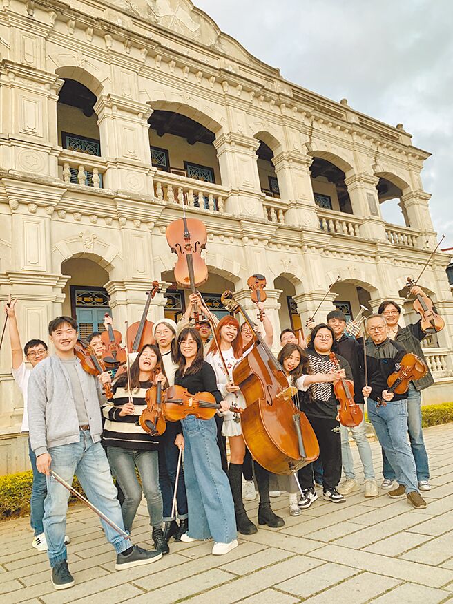台北奇岩室内乐团是由一群喜好古典音乐的业余爱乐者组成；图为团员拍摄于金门陈景兰洋楼，右一为团长周韶年。图／林宜蓁