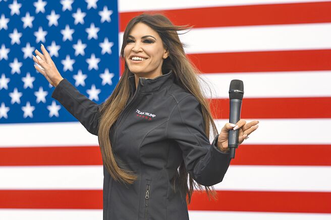 美国总统当选人川普宣布由福斯新闻前主持人季伏尔担任驻希腊大使，季伏尔2020年曾与川普儿子订婚，两人似乎现已分手。（美联社）