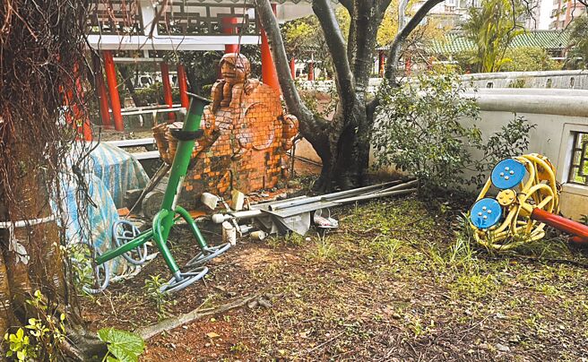 新北市三芝区儿三公园被发现堆放汰换的体健设施、损坏牌面灯杆。（新北市议员郑宇恩提供／吕健豪新北传真）