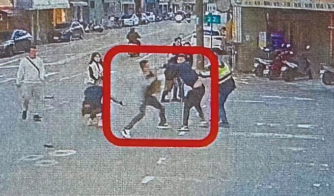 陳姓男子在某KTV歡唱後，以為謝姓、余姓男子等人嗆他，竟拿彈簧刀刺死余男，桃園地方法院國民法官判處無期徒刑，可上訴。（翻攝照片／賴佑維桃園傳真）