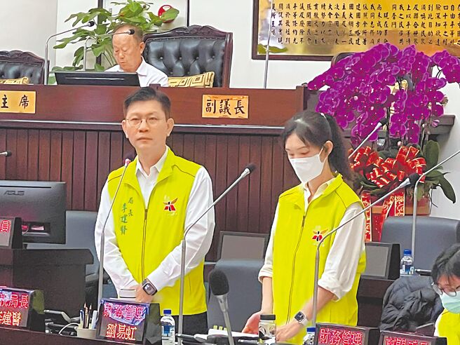 台南市議會臨時會11日進行《台南市公債發行自治條例》專案報告時，市府財稅局長李建賢（左）強調，公債自治條例只是讓市府取得發行公債的法源依據，不一定會發行。（洪榮志攝）