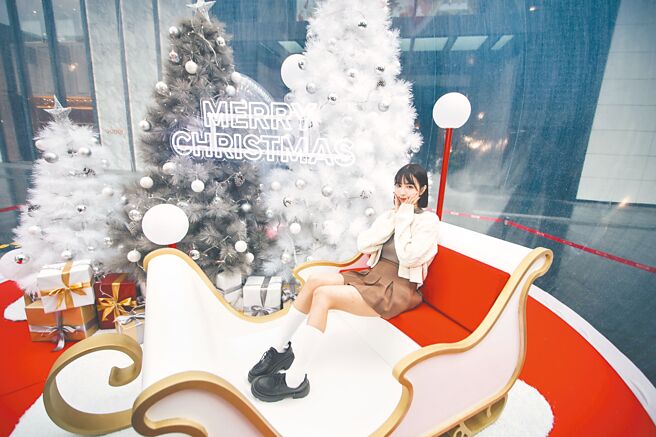 新光三越信义新天地A4南大门的耶诞心愿球，4米高水晶球闪耀着梦幻光芒。（新光三越提供）