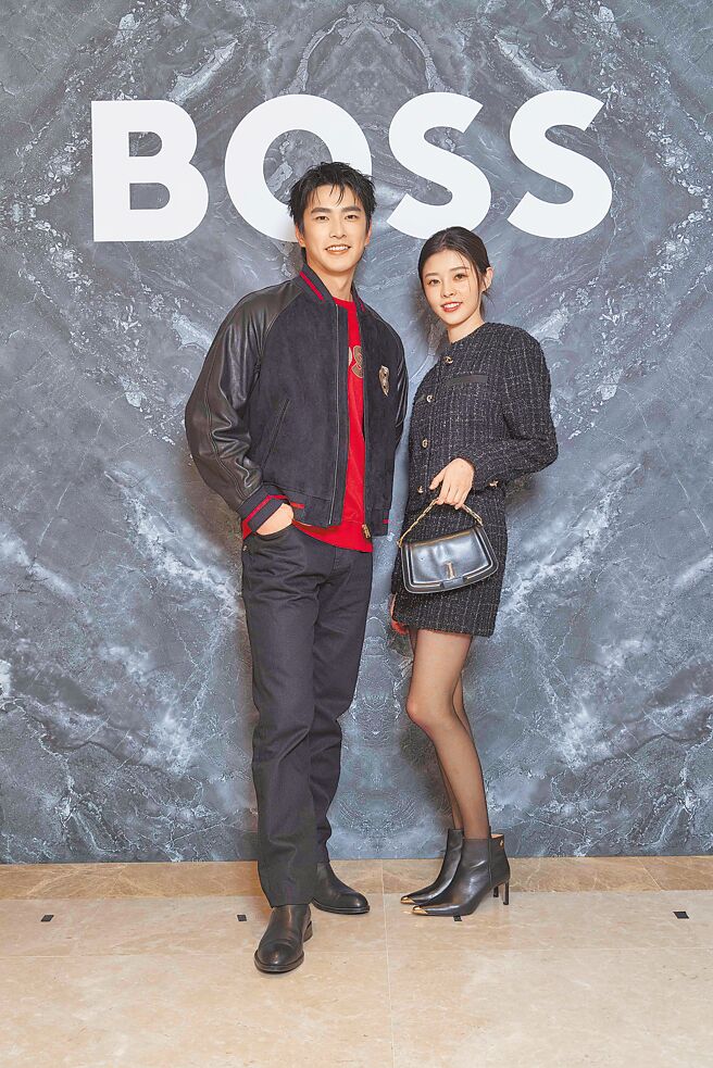 曾敬骅（左）、詹子萱分别穿着BOSS 2025农历春节系列，以及Holiday节日系列服装现身品牌于汉神百货专门店的开幕活动。（BOSS提供）