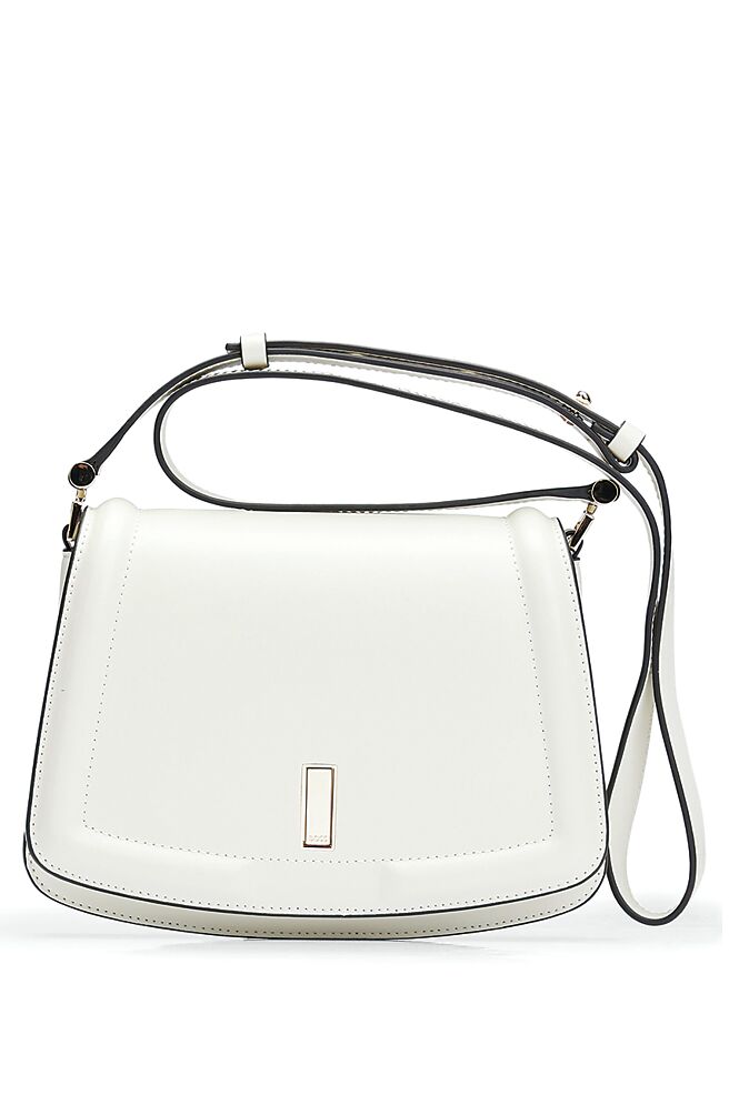 BOSS白色肩背包，1万6900元。（BOSS提供）