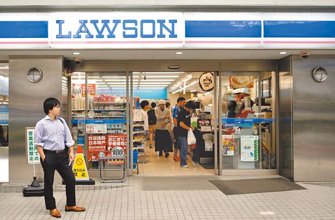 日本超商LAWSON今年8月在台註冊商標，是否登台展店備受關注。（路透）