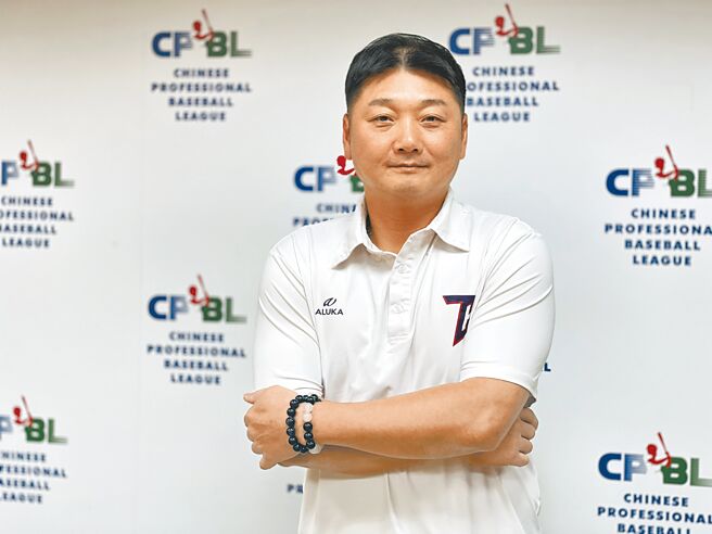 刚率领中华队打下世界12强棒球赛冠军的曾豪驹，将继续执掌世界棒球经典赛资格赛中华队兵符，11日选训会议确定教练团及中华队35人大名单。（毛琬婷摄）