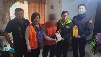 低收男打零工賺生活費 獨養的老媽突過世！警民攜手送暖