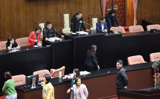 霸占主席台阻藍強輾選罷法  吳思瑤喊話盼民生法案優先