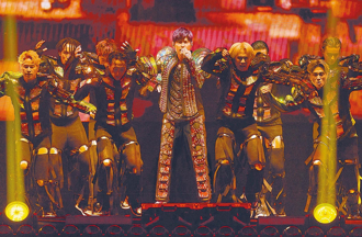 網曝周杰倫舞者真實酬勞 ！「打籃球扭到腳」也照跳