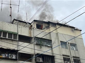 高雄5樓公寓頂樓大火火竄濃煙   現場畫面曝光